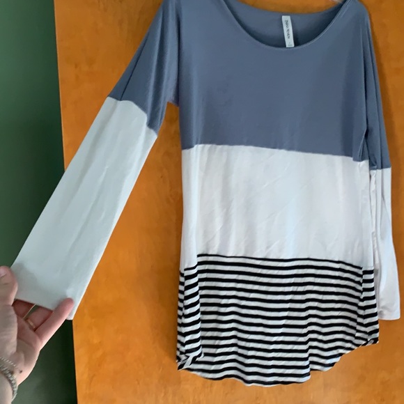 Block Pattern Long Sleeve Top - Picture 2 of 5